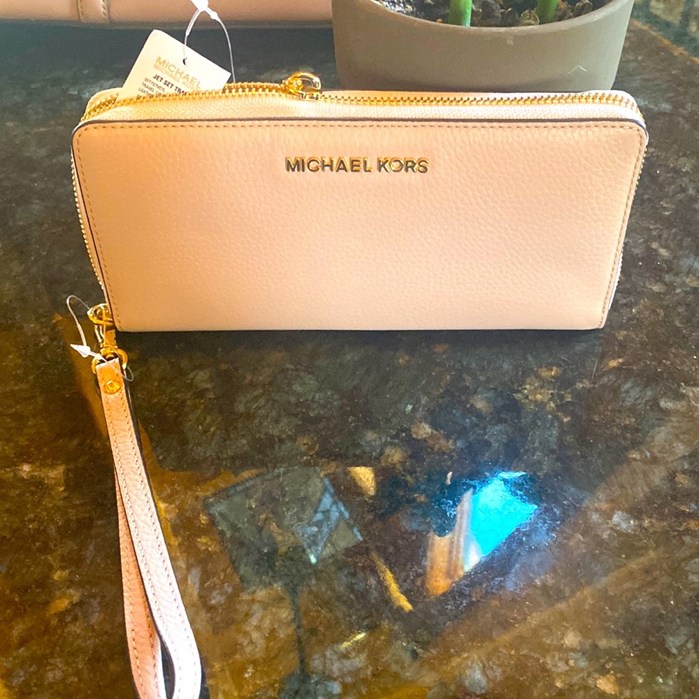 Michael Kors blush zippered wallet🌺NWTs